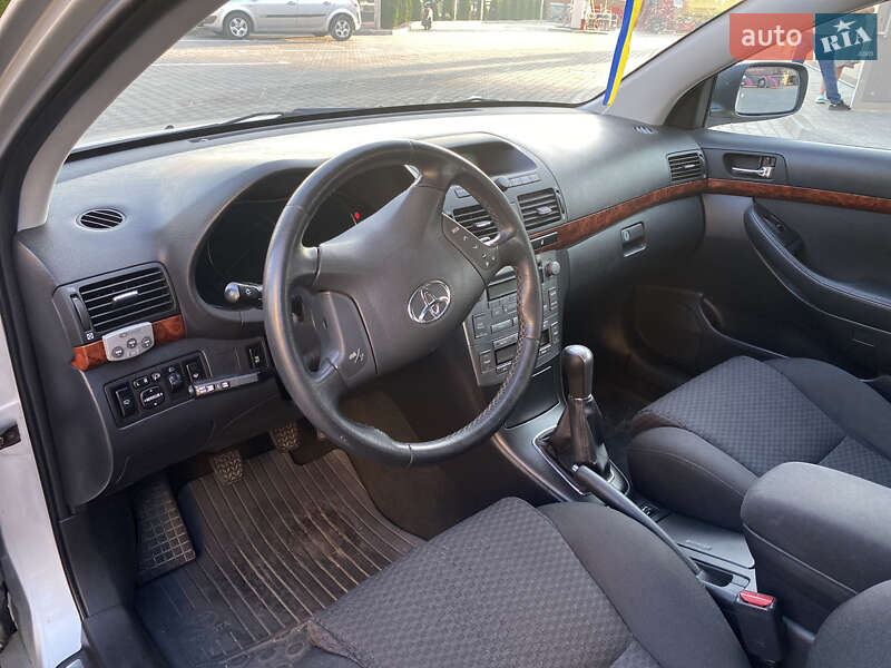 Седан Toyota Avensis 2004 в Виннице