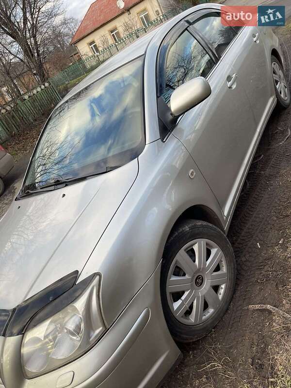Ліфтбек Toyota Avensis 2004 в Гайвороні