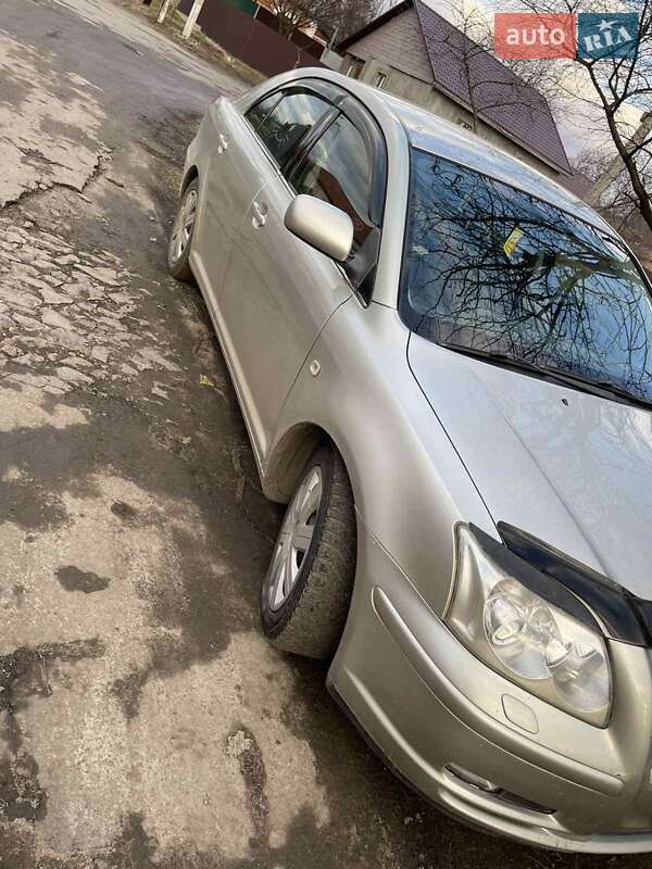 Ліфтбек Toyota Avensis 2004 в Гайвороні