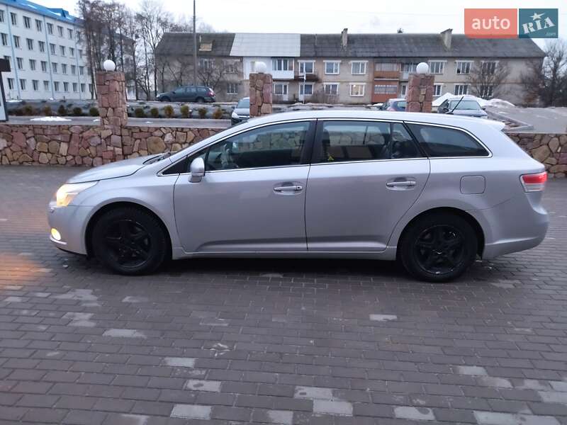 Универсал Toyota Avensis 2011 в Любешове