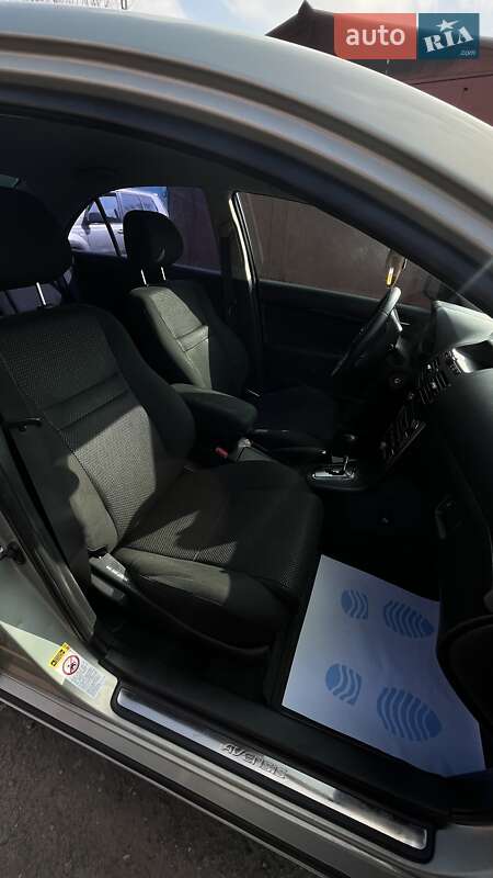 Седан Toyota Avensis 2005 в Львові