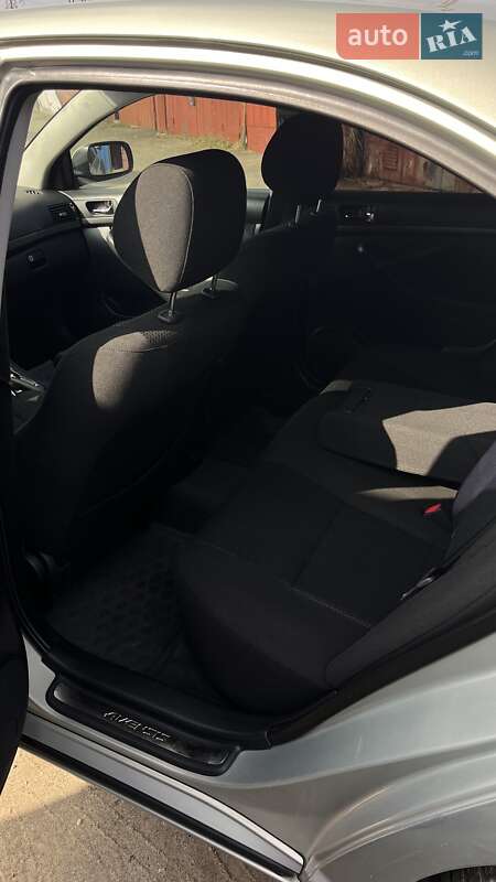 Седан Toyota Avensis 2005 в Львові