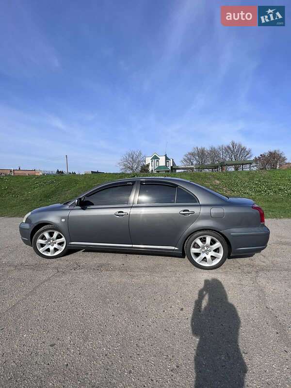 Седан Toyota Avensis 2005 в Полтаве