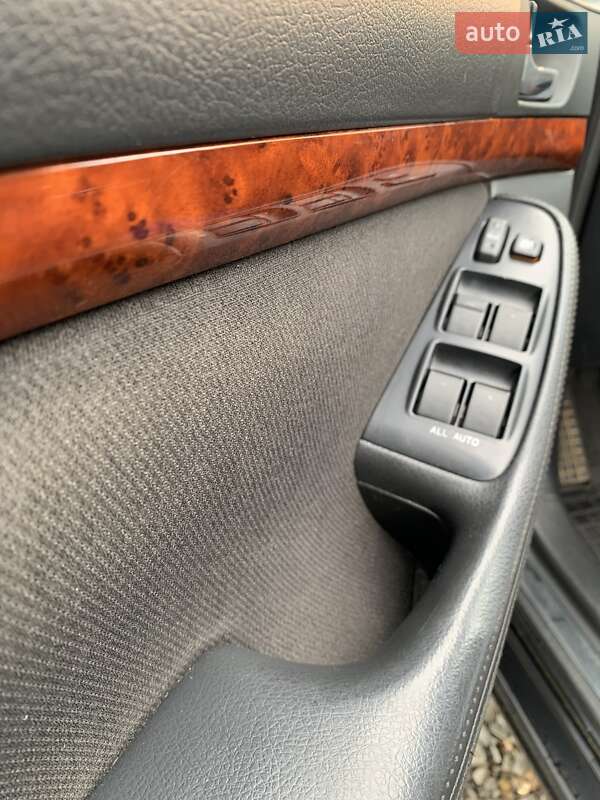 Седан Toyota Avensis 2005 в Самборе