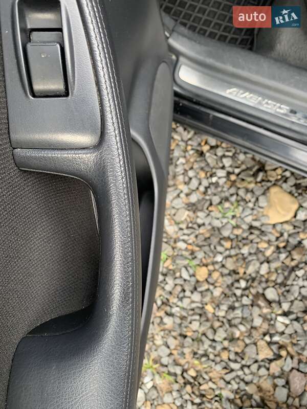 Седан Toyota Avensis 2005 в Самборе