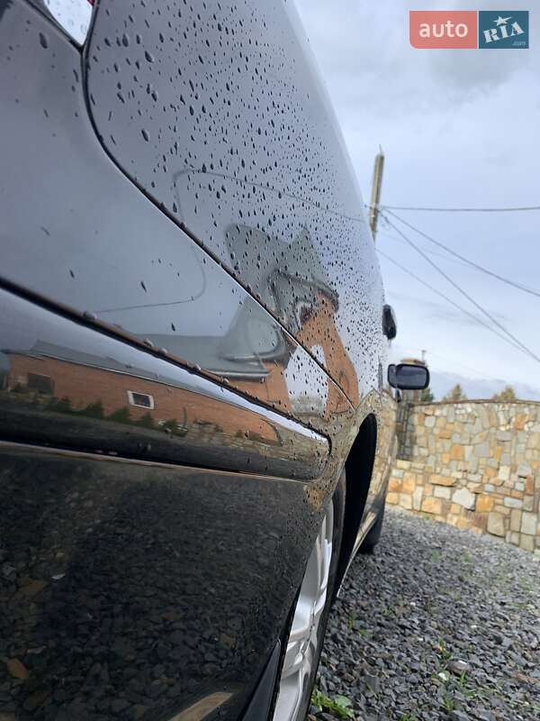 Седан Toyota Avensis 2005 в Самборе