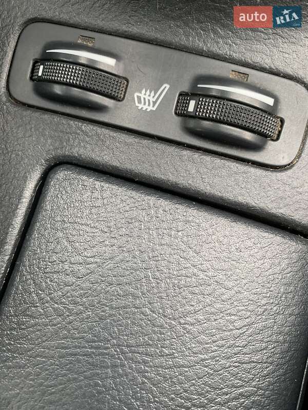 Седан Toyota Avensis 2005 в Самборе