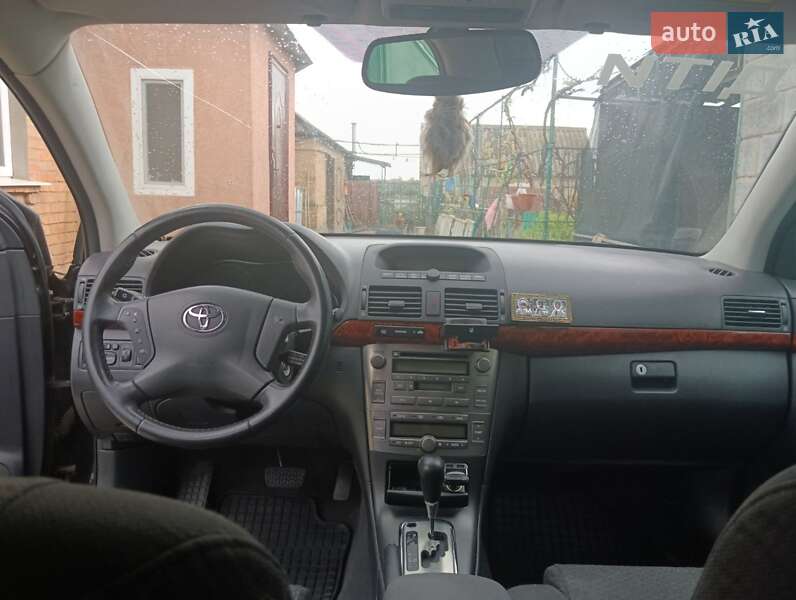 Седан Toyota Avensis 2004 в Никополе