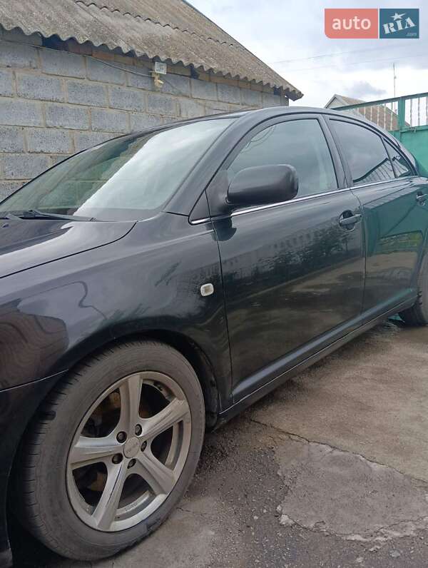Седан Toyota Avensis 2004 в Никополе