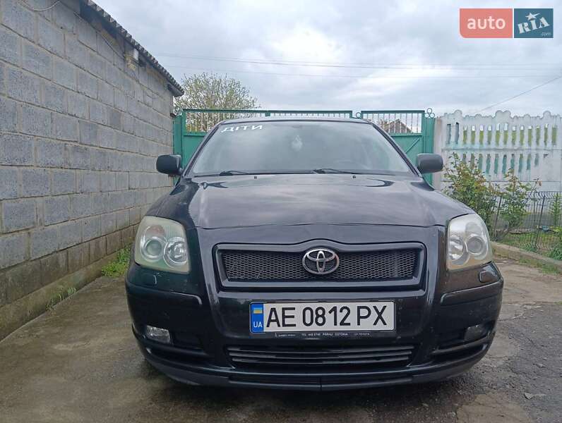 Седан Toyota Avensis 2004 в Никополе