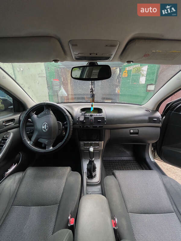 Универсал Toyota Avensis 2004 в Кривом Роге