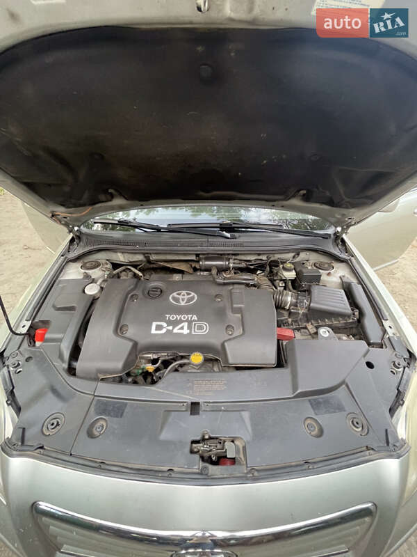 Универсал Toyota Avensis 2004 в Кривом Роге