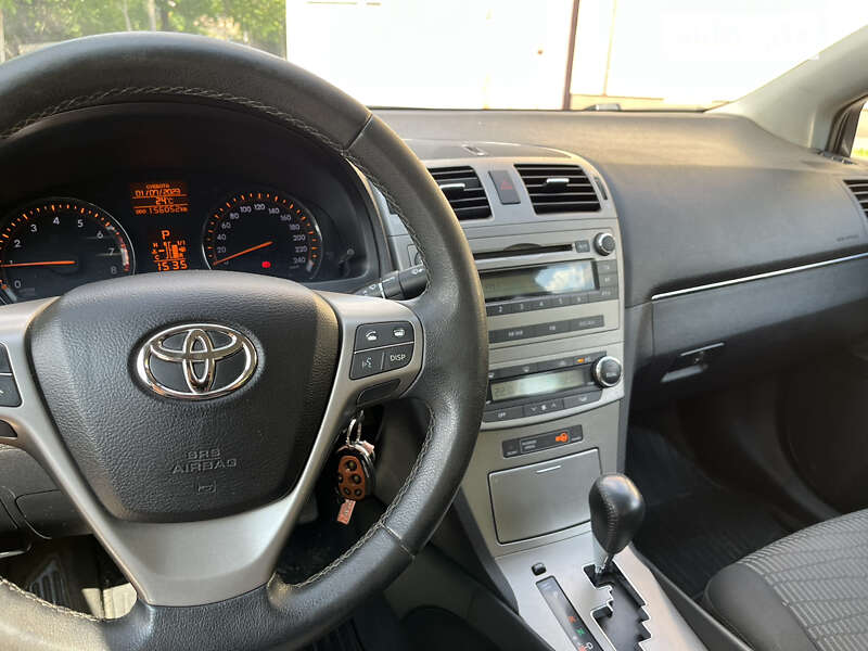 Седан Toyota Avensis 2010 в Кривом Роге