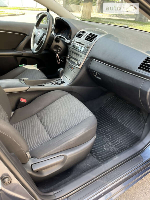 Седан Toyota Avensis 2010 в Кривом Роге