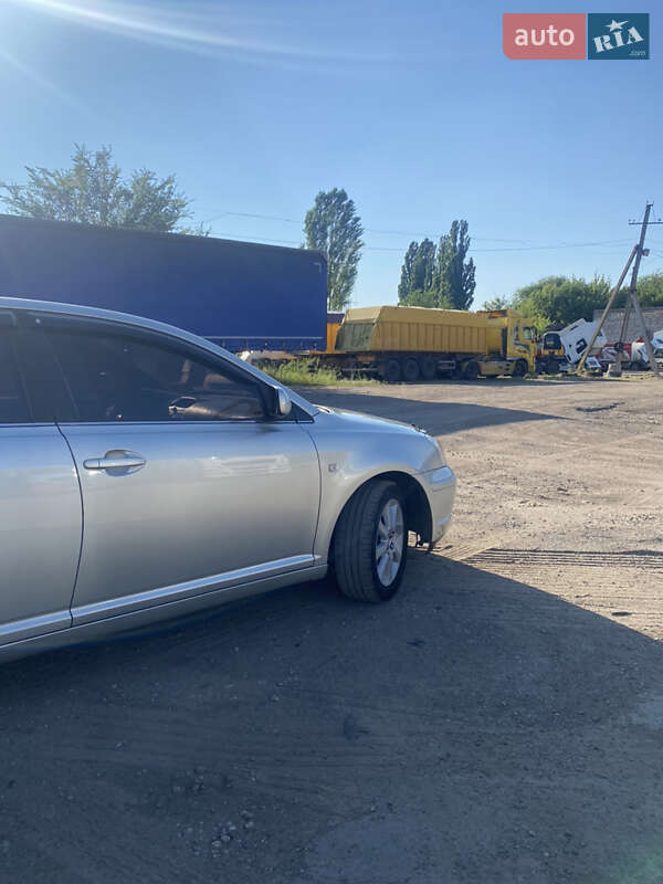 Седан Toyota Avensis 2004 в Кривом Роге