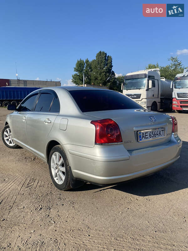 Седан Toyota Avensis 2004 в Кривом Роге