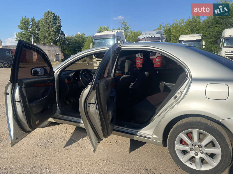 Седан Toyota Avensis 2004 в Кривом Роге