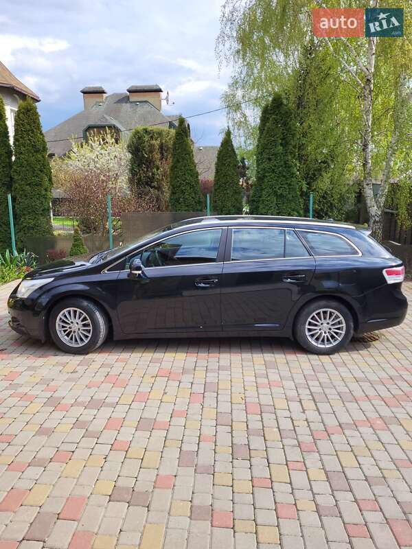 Універсал Toyota Avensis 2011 в Полтаві