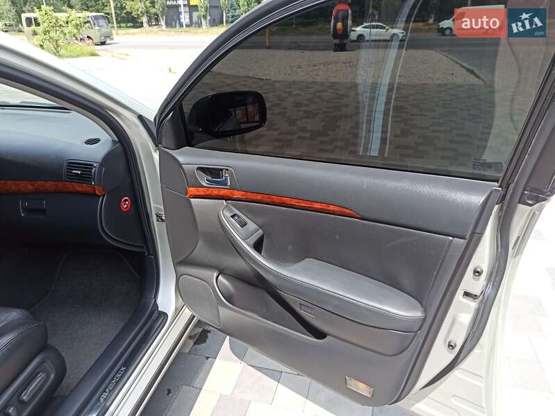 Седан Toyota Avensis 2003 в Павлограде