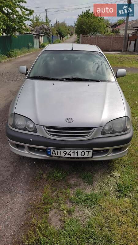 Ліфтбек Toyota Avensis 1999 в Добропіллі