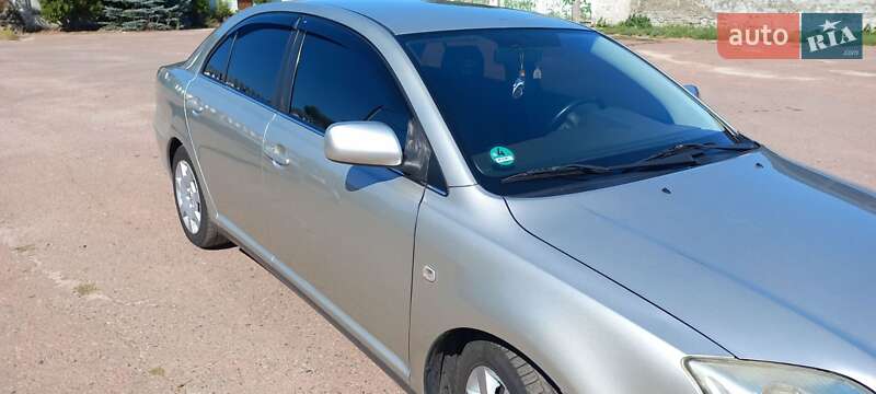 Седан Toyota Avensis 2003 в Чернігові