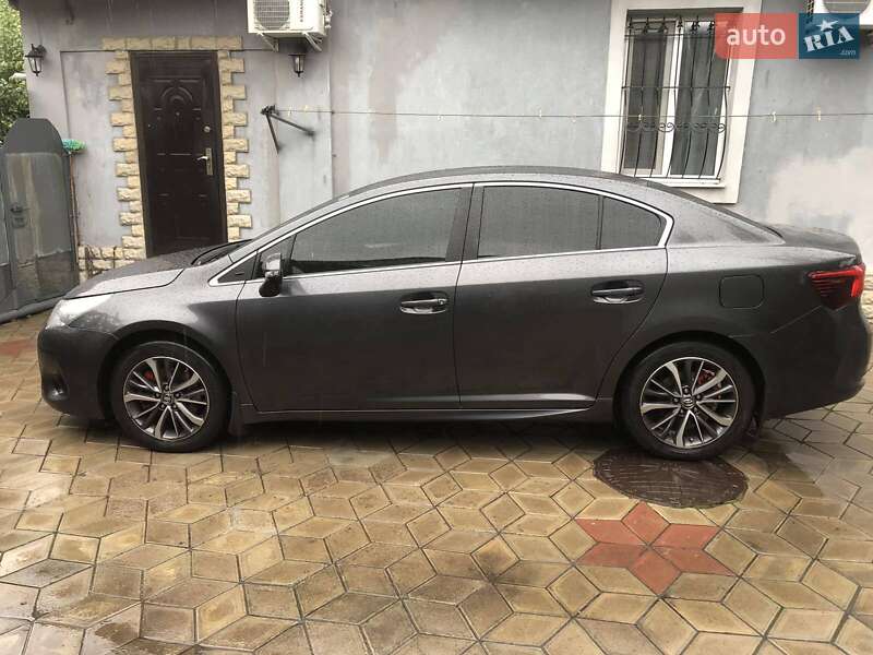 Седан Toyota Avensis 2015 в Лугинах