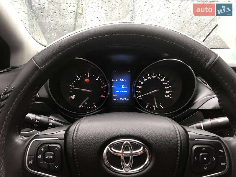 Седан Toyota Avensis 2015 в Лугинах