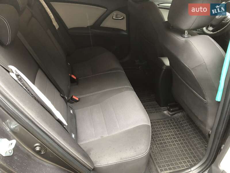 Седан Toyota Avensis 2015 в Лугинах