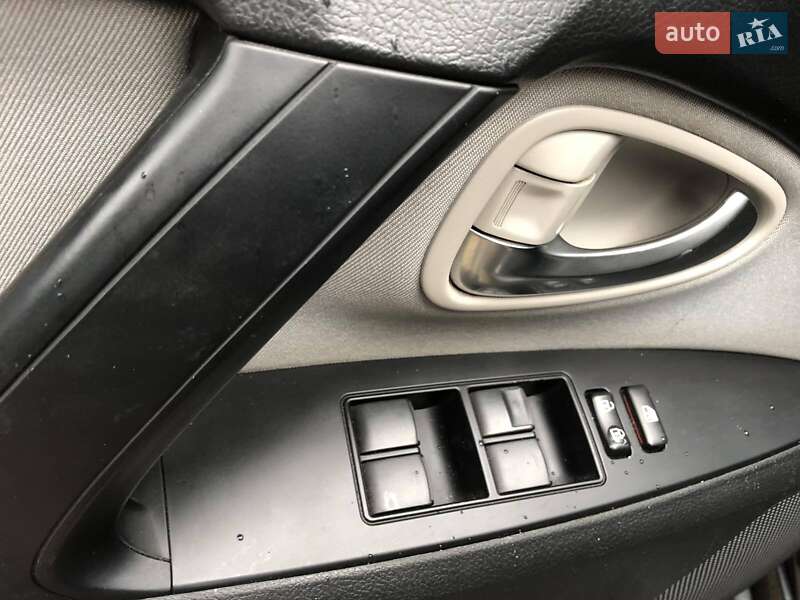 Седан Toyota Avensis 2015 в Лугинах