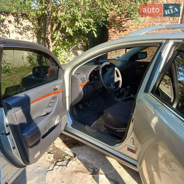 Универсал Toyota Avensis 2003 в Конотопе