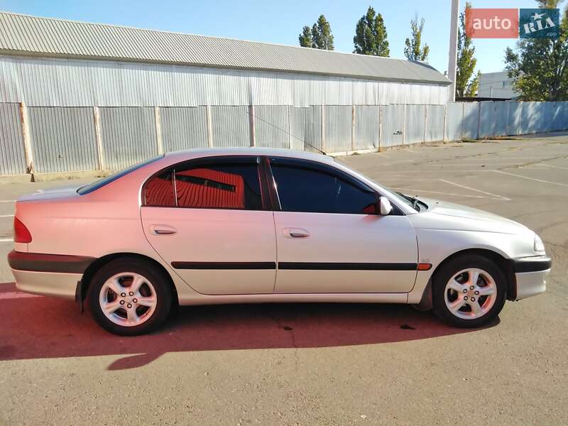 Седан Toyota Avensis 1998 в Одессе