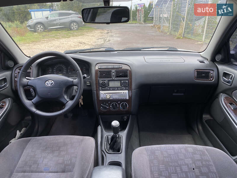 Седан Toyota Avensis 2001 в Львові