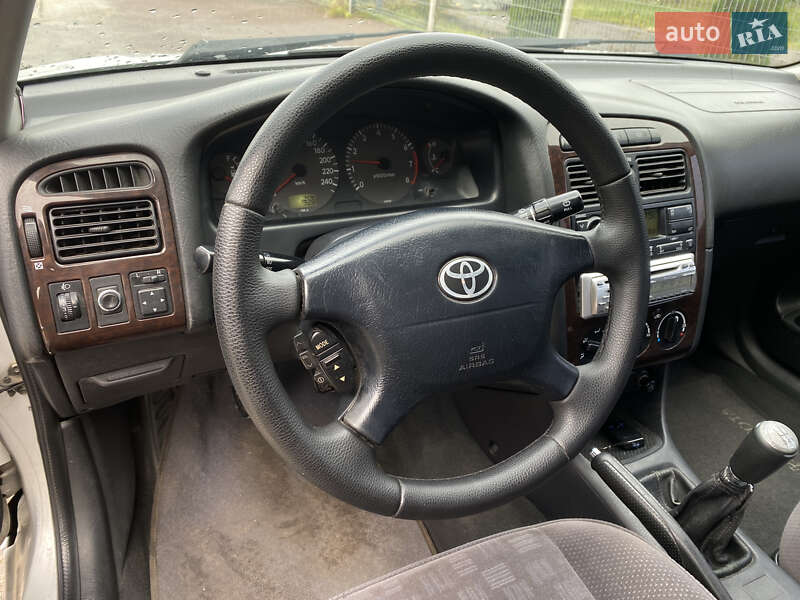 Седан Toyota Avensis 2001 в Львові