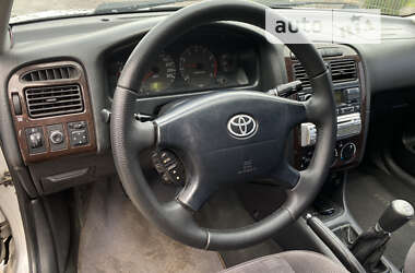 Седан Toyota Avensis 2001 в Львове