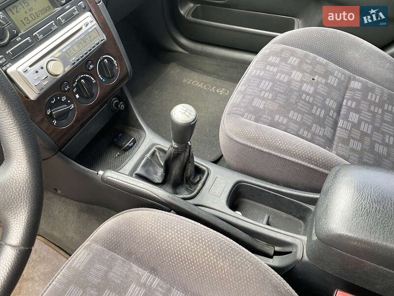 Седан Toyota Avensis 2001 в Львові