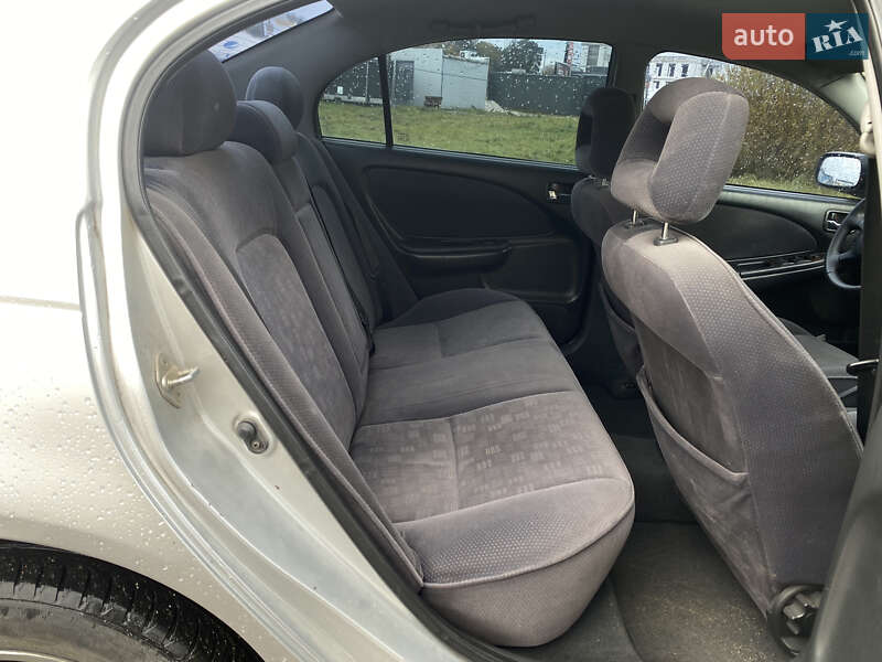 Седан Toyota Avensis 2001 в Львові