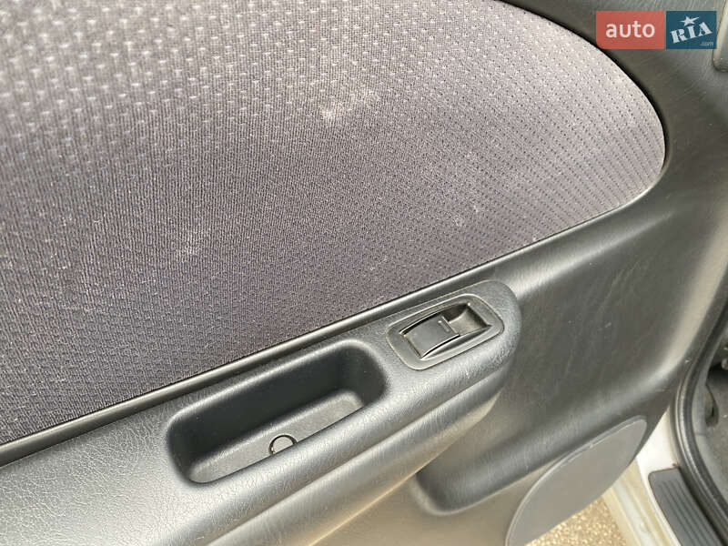 Седан Toyota Avensis 2001 в Львові