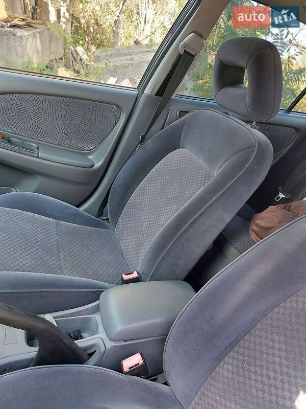 Седан Toyota Avensis 2000 в Одесі