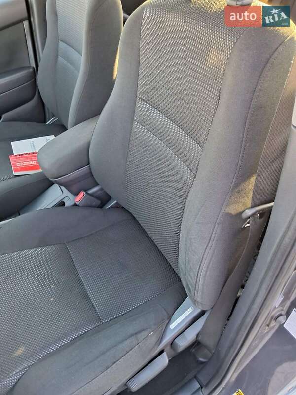 Седан Toyota Avensis 2006 в Львові