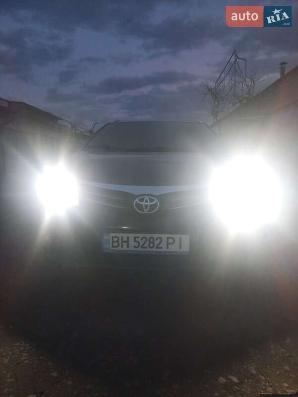 Універсал Toyota Avensis 2013 в Ізмаїлі