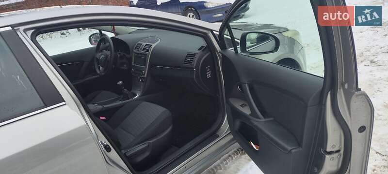 Седан Toyota Avensis 2011 в Львові