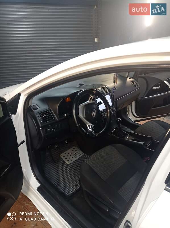 Седан Toyota Avensis 2014 в Львове