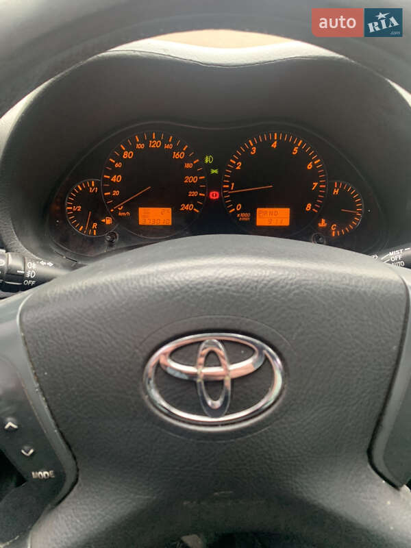 Седан Toyota Avensis 2005 в Умани