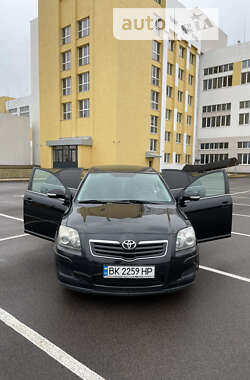 Седан Toyota Avensis 2007 в Ровно