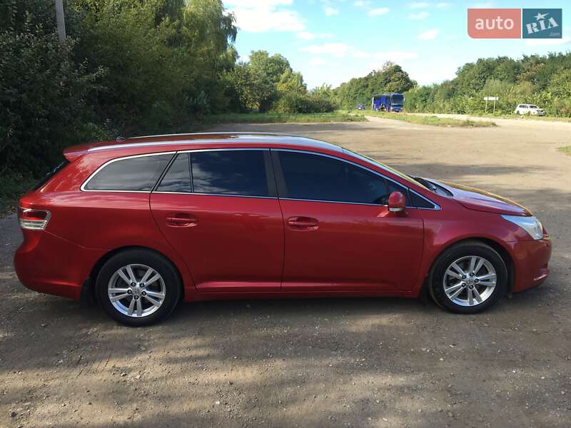 Универсал Toyota Avensis 2010 в Зборове