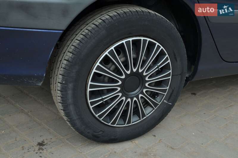 Седан Toyota Avensis 2001 в Одессе