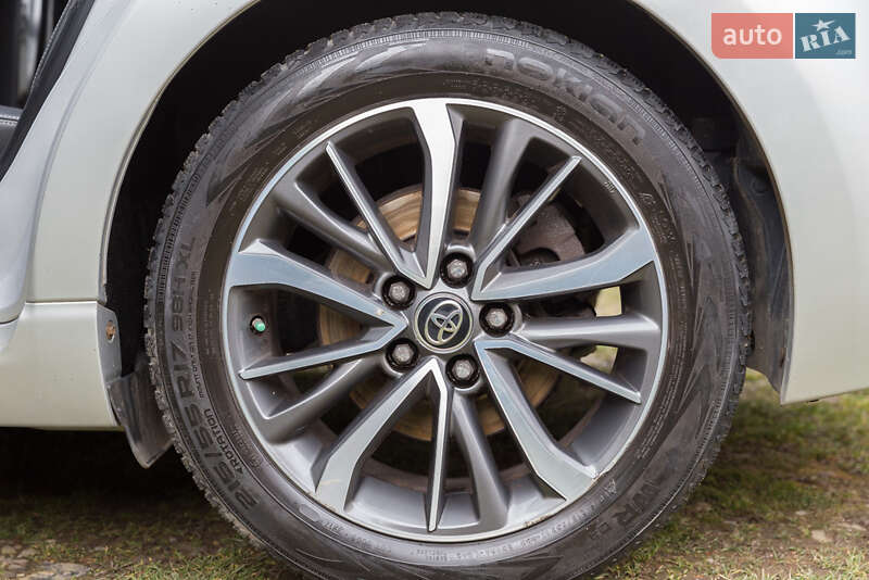 Седан Toyota Avensis 2015 в Дрогобыче