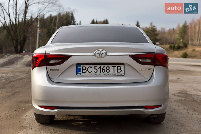 Седан Toyota Avensis 2015 в Дрогобыче