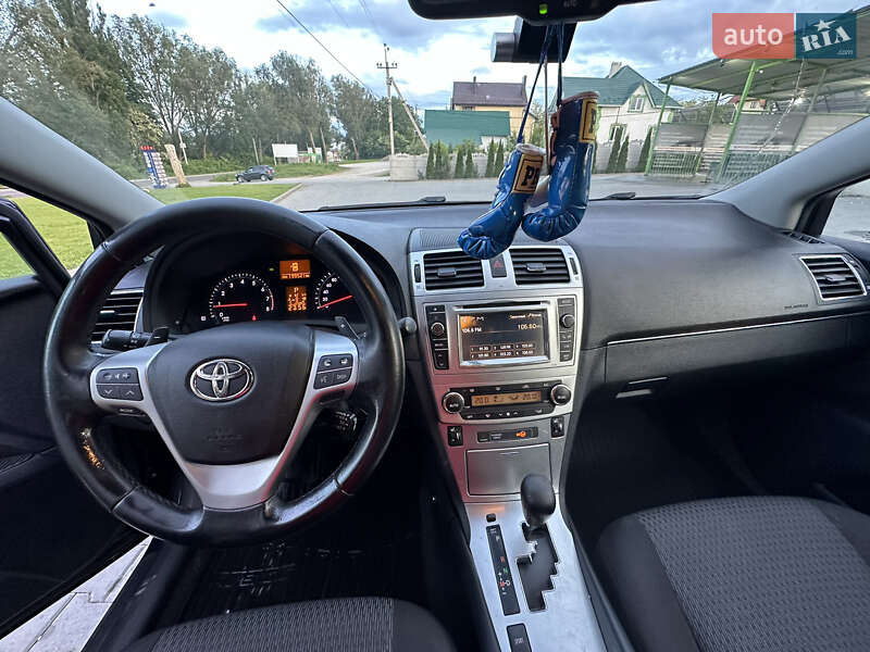 Седан Toyota Avensis 2012 в Кицмани