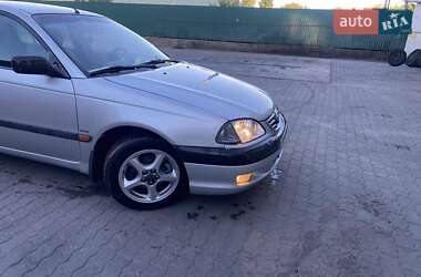 Седан Toyota Avensis 2002 в Львове